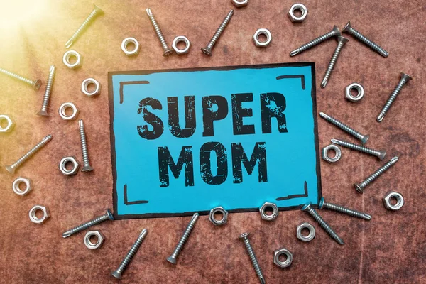 Título conceptual Super Mom. Negocios muestran una madre que puede combinar el cuidado de niños y el empleo a tiempo completo Nuevas ideas Brainstoming para la planificación de mantenimiento Pensamiento creativo —  Fotos de Stock