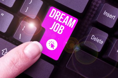 Metin görüntüleme Dream Job yazılıyor. Kavram demek maaşla ödenen ve size mutluluk veren bir eylem Sosyal medya paylaşımı üzerine yorum yazma, ilginç yeni yazılar yazma