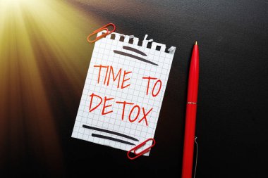 Detox için ilham verici zamanı gösteren metin. Vücudunuzu toksinlerden arındırdığınızda ya da yeni parlak fikirler üreterek yeni fikirler üretmekten vazgeçtiğinizde kavramsal fotoğraf