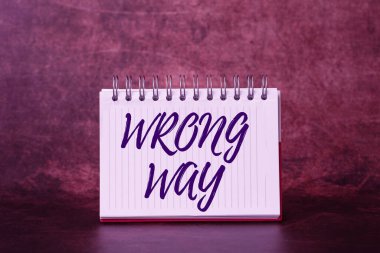 İlham, işaretin yanlış yönde olduğunu gösteriyor. Uygunsuz ya da istenmeyen bir tutum ya da yön alan iş fikri Çözümlerin Yeni Fikri ve Cevaplar Daha Fazla İpucu Arayan Beyin Fırtınası