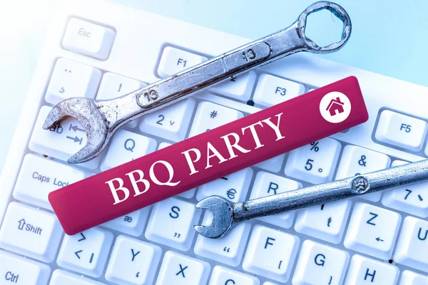 Text zeigt Inspiration Bbq Party. Wort für gewöhnlich im Freien, indem man Fleisch über Holz oder Holzkohle räuchert. — Stockfoto