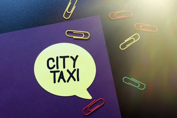 概念的なキャプション都市タクシー。新しい明るいアイデアを考えます創造性とインスピレーションを更新します — ストック写真