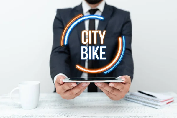 도시 자전거를 보여 주는 문자 메시지. 통신 기술 스마트 폰 음성 및 비디오 호출을 권장하는 동일 한 평평 한 도시 지역을 정기적으로 짧게 타기 위해 설계된 개념 사진 — 스톡 사진