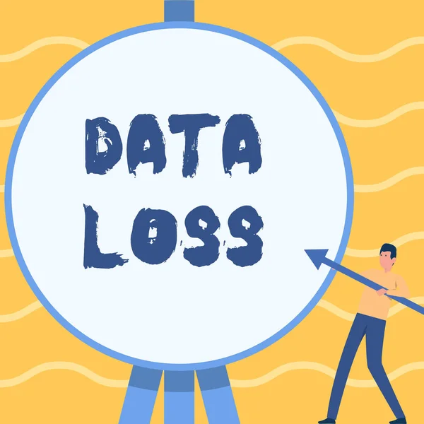 Koncepční popisek Data Loss. Internet Koncepce proces nebo událost, která má za následek poškození a smazání dat Man Standing holding Large Arrow ukazující na velký kruhový cíl. — Stock fotografie