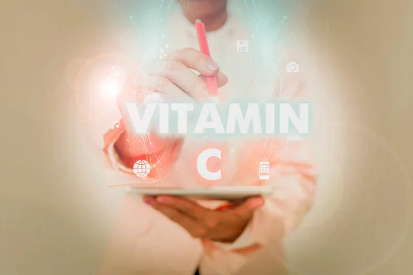 Inspiration mit Anzeichen von Vitamin C. Geschäftsübersicht Es fördert die Heilung und hilft dem Körper, Eisen Ascorbinsäure zu absorbieren Geschäftsfrau mit Telefon bei der Präsentation des neuen futuristischen virtuellen Displays. — Stockfoto