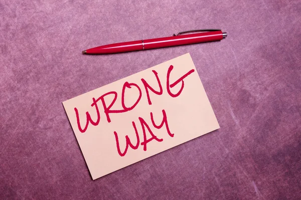 Yanlış yolu gösteren bir tabela. İnternet Konsepti uygun olmayan ya da istenmeyen bir davranış ya da yön alıyor Önemli Notlar Yazıyor Yeni Tasarım Fikirler Yazıyor