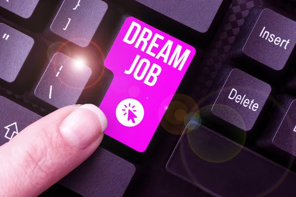 Metin görüntüleme Dream Job yazılıyor. Kavram demek maaşla ödenen ve size mutluluk veren bir eylem Sosyal medya paylaşımı üzerine yorum yazma, ilginç yeni yazılar yazma