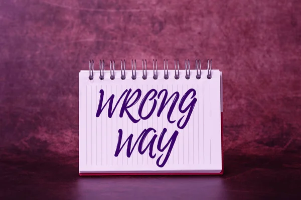 İlham, işaretin yanlış yönde olduğunu gösteriyor. Uygunsuz ya da istenmeyen bir tutum ya da yön alan iş fikri Çözümlerin Yeni Fikri ve Cevaplar Daha Fazla İpucu Arayan Beyin Fırtınası