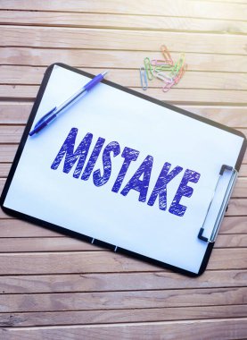 Metin başlığı Hatayı temsil ediyor. Doğru olmayan bir şey için sözcük Yanlış Yanlış Yanlış Yanlış Yanlış Sade Ofis Panosu Bir masaya yerleştirilmiş kalem desteleri ile.