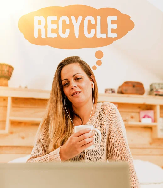 Inspiratie met bord Recycle. Business idee ocess van het omzetten van afvalstoffen in nieuwe materialen en objecten Casual Internet Surfen, Student Onderzoek Online Websites — Stockfoto