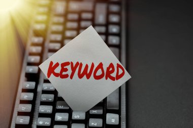 Anahtar kelimeyi gösteren bir tabela. Yazılı Belgeleri Çevrimiçi Yayınlamak, Uzun Dönem Sözleşmesi Yazmak, Büyük öneme sahip bir kod kavramının anahtarı gibi davranan iş dünyası gösterimi kelimesi