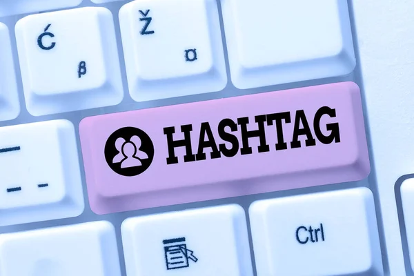 Hashtagを示すテキストキャプション。ハッシュ記号の前にある単語やフレーズの概念的な写真メタデータタグの種類オンラインネットワークプロトコルの入力、新しいファイアウォールプログラムの作成 — ストック写真