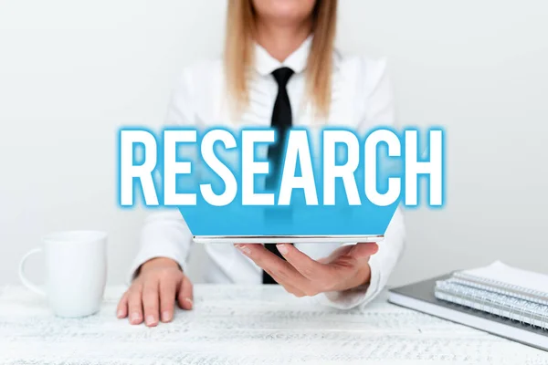 콘셉트 디스플레이 연구. Business idea organizational investigation into the materials and study of source Intern Starting A New Job Post, Student Presenting Report Studies — 스톡 사진