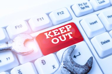 Metin başlığı: Uzak Dur. Birisinin ya da bir şeyin Tehlike işaretinin olduğu bir yere gitmesini engellemek için kavramsal fotoğraf. Etik Hacker sunuyor, Yaratıcı Notlar ve Fikirler Yazıyor.