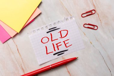 Eski Yaşamı kavramsal gösterim. Geçmişte olduğum gibi bazı önemli değişiklikler olmadan önce Yeni Fikirler Taze Fikir Yaratıcı İletişim Üretici Üretim Kalemi