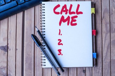 Ara beni işaretini. İş görüşü, ahşap masanın üstündeki klavye kalemlerinin yanında boş olan bir şey hakkında konuşmak için telefonla iletişim kurulmasını istiyor..