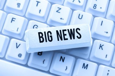Kavramsal manşet Big News. İş konsepti, henüz kimsenin duymadığı eylemleri bilmek Işınlayıcı gazetecisi Yeni Bilgi Eserinin Yeni Basımı, Taze Web Sitesi İçeriği Oluşturuluyor