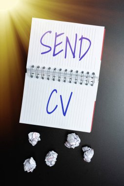 Gönder Cv 'yi gösteren metin işareti. Yeni Parlak Fikirlerin Yaratıcılık ve İlham Vermesini Düşünmek 'e özgü beceri ve becerileri tanımlamak için kavramsal fotoğraf kartı devam ediyor