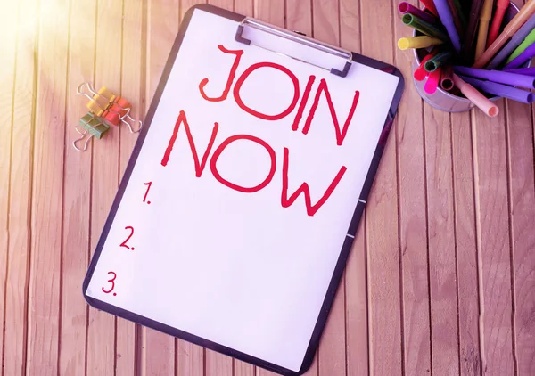 Logga in och visa Join Now. Internet Concept En inbjudan till en person eller en vän att bli medlem i gruppen Plain Office Urklipp med staplar av pennor i en hållare placeras på ett bord. — Stockfoto