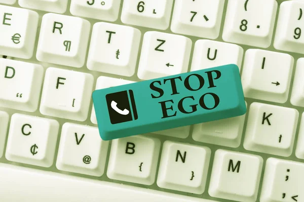 Texto que muestra inspiración Stop Ego. Concepto significado Controla tu obsesión por una decisión o un evento o cualquier cosa Mecanografiando lecciones y conferencias de ingeniería, arreglando el concepto de tecnología rota —  Fotos de Stock