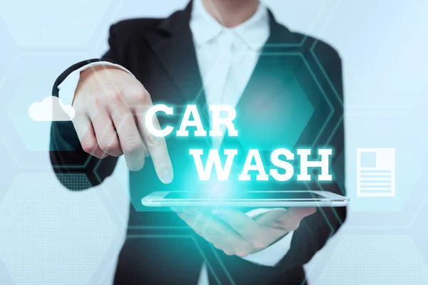 手書きテキスト車洗浄車その他の車両を洗浄するための機器を含む建物のコンセプト未来的なグラフィックインターフェースを示すタブレット上のスーツポインティングの女性. — ストック写真