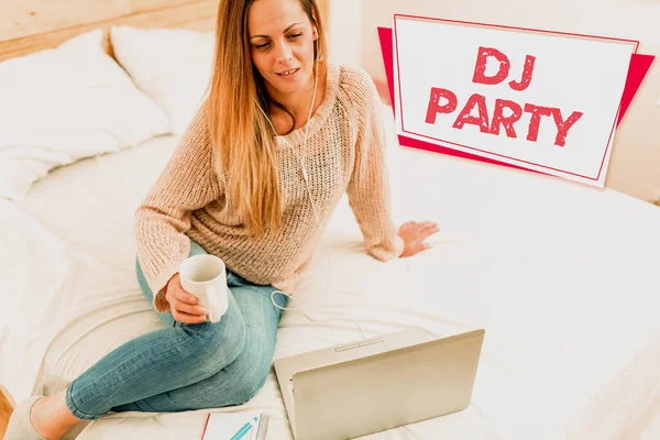 Концептуальный дисплей Dj Party. Концептуальный человек фото, который представляет и играет записанную популярную музыку на радио Создание нового и интересного онлайн-контента, Блог ежедневной деятельности — стоковое фото