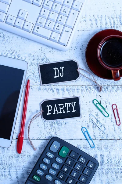 Написание текста Dj Party. Представитель бизнеса, который представляет и играет популярную музыку на радио Дисплей различных цветов наклейки Заметки расположены на плоскости Lay Background — стоковое фото