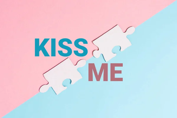 Концептуальный дисплей Kiss Me. Концепция Интернета неофициально просит потрогать мои губы вашими губами или нажать на кнопку против другой проблемы и решения креативного и логического мышления — стоковое фото