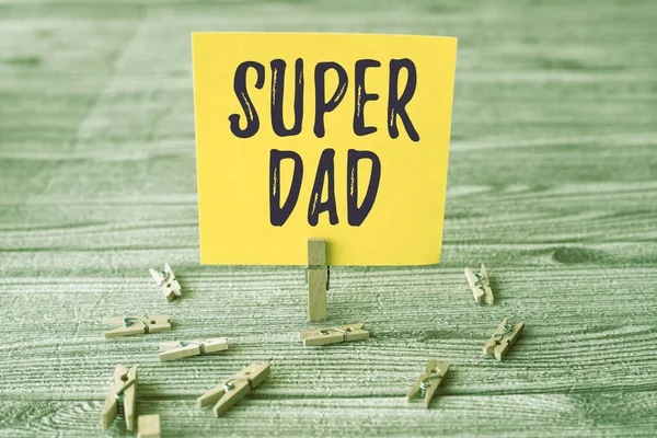 Sms 'je met Super Dad erop. Conceptuele foto Children idol and super hero an inspiration to look on to Piece Of Blank Square Note Omringd door Wasserij Clips Showing New Idea. — Stockfoto