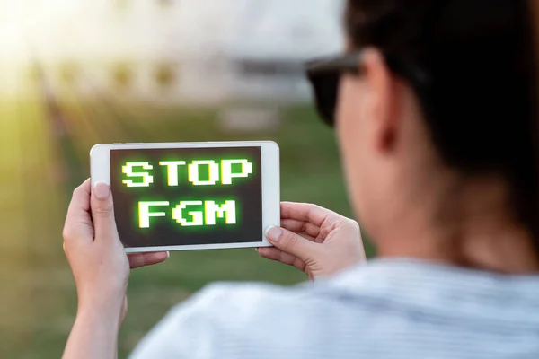 SMS-jel, ami Fgm leállítását mutatja. Üzleti megközelítés Vessen véget a genitális vágás és körülmetélés Hang- és videohívó képességek összekapcsolása az emberek együtt — Stock Fotó