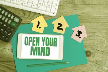 Kavramsal başlık Zihnini Aç. Flatlay Lay Arkaplanı Üzerine Ayarlanmış Farklı Renk Etiketleri Gösterimi 'nin Farklı Fikirleri veya Düşünce Yöntemlerini Anlamak İçin İş Konsepti