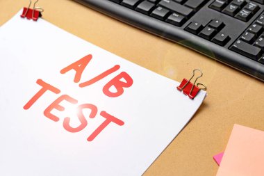 İlham A ya da B testini gösteriyor. Tüketicilerin, çeşitli koleksiyon Ofisi Kırtasiyesi Fotoğrafı Masanın Üzerine Yerleştirilmiş ürünler arasında beceriyi tercih ettiklerini belirlemek için konsept anlamı testi