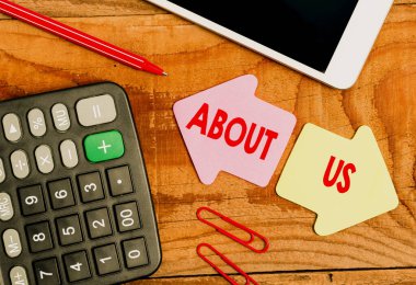 İlham bizim hakkımızda bir işaret gösteriyor. Düz Yatay Yatay Arkaplandaki Farklı Renk Etiketleri Gösterimi ile ilgili ya da ilgili ne veya ne ile ilgili olduğunu tanımlayacak sözcük