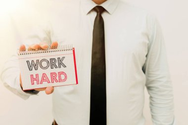 Çok Çalışma 'yı gösteren bir tabela. Yeni Planlar ve Planlama Sürecini Gösteren Fikirleri Sunan görevleri yerine getirmek ve tamamlamak için çaba harcayan kavramsal fotoğraf Çalışması