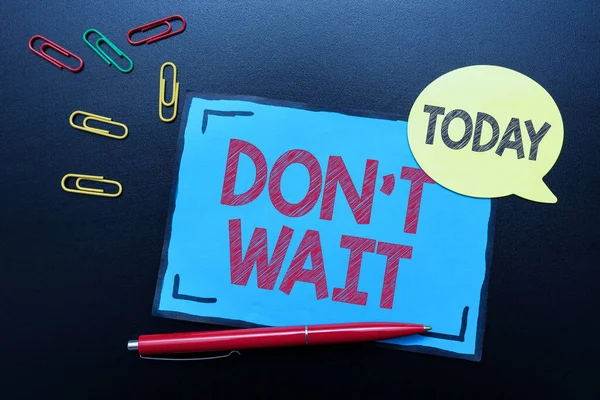 Skriv på och visa Don T Vänta. Word Skrivet på Vidta åtgärder nu och göra något för ett ändamål Agera snabbt tänkande nya ljusa idéer Förnya kreativitet och inspiration — Stockfoto