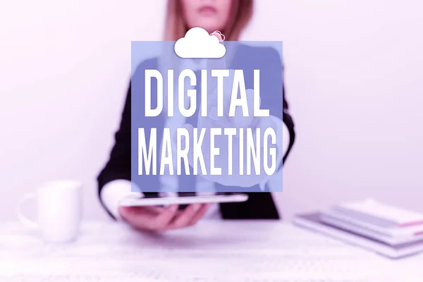 Τίτλος κειμένου που παρουσιάζει το Digital Marketing. Έννοια σημαίνει προϊόντα ή υπηρεσίες της αγοράς χρησιμοποιώντας τεχνολογίες στο Διαδίκτυο Παρουσιάζοντας Εταιρικά Επιχειρηματικά Δεδομένα, Συζητώντας Εταιρικά Προβλήματα — Φωτογραφία Αρχείου