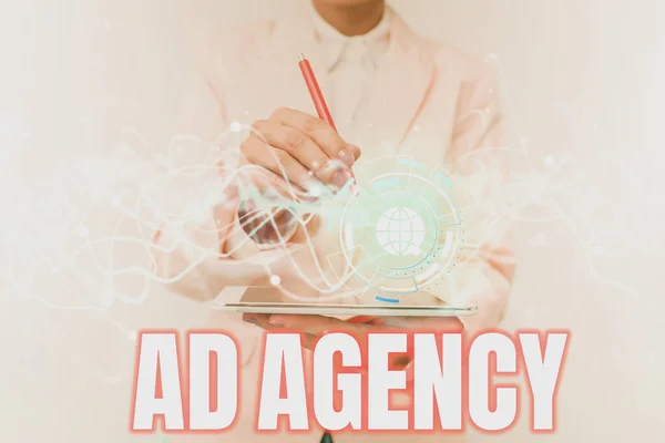 Konceptuell bildtext Ad Agency. Internet Concept verksamhet dedikerad till att skapa planering och hantering reklam Lady I Uniform Använda Futuristiska Mobile Holographic Display Screen. — Stockfoto