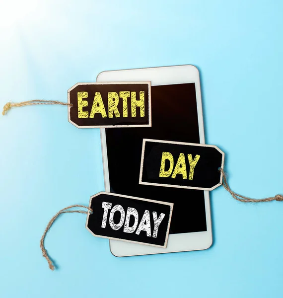 Χειρόγραφο κείμενο Ημέρα της Γης. Business concept Παγκόσμια γιορτή για τη διατήρηση του περιβάλλοντος της οικολογίας Συλλογή κενών αυτοκόλλητων ετικετών δεμένη με μια συμβολοσειρά για την ετικέτα πληροφοριών Εγγραφείτε — Φωτογραφία Αρχείου