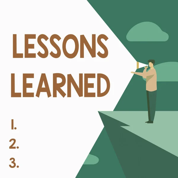 Szövegek megjelenítése Lessons Learned. Word for experiences desztillált projekt, amely aktívan figyelembe Üzletember Rajz Álló Szikla használatával Megafon teszi a bejelentést. — Stock Fotó