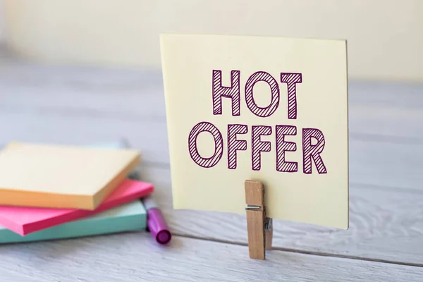 Sms-bord met Hot Offer. Woord voor product of programma dat wordt aangeboden tegen gereduceerde prijzen of tarieven Blanco Sticky Note Laundry Clip Stack Of Colorful Paper Pen geplaatst op het bureau. — Stockfoto