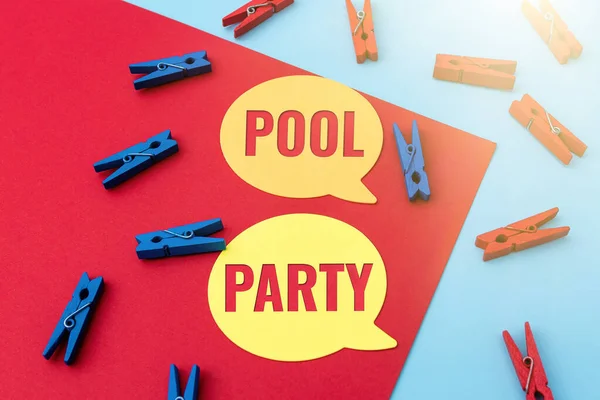 Letrero de escritura a mano Pool Party. Word Escrito en celebración que incluye actividades en una piscina Escribir Notas Importantes Mostrando Mensajes y Listado de Artículos — Foto de Stock