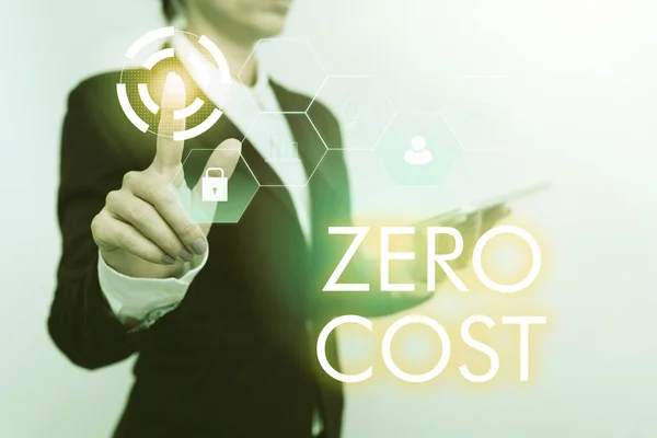 Концептуальний підпис Zero Cost. Слово написане на бізнес-рішенні, яке не тягне за собою ніяких витрат на виконання жінки в костюмі тримаючи планшет показуючи футуристичний дисплей інтерфейсу . — стокове фото