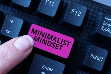 Kavramsal gösterim Minimalist Zihniyeti. İş yaklaşımı, Clutter Düzenleme Web Sitesi Program Kodları ve Yeni Programlama Dili Öğrenmeden Yaşamın neler sunabileceğinin daha farkında olun