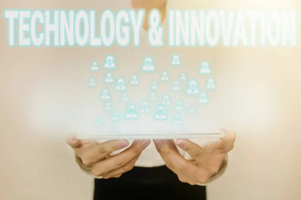 Tekst met inspiratie Technologie en Innovatie. Internet Concept Toepassing van een betere oplossing voor nieuwe markt Need Lady In Uniform Staande Holding Tablet Toont futuristische technologieën. — Stockfoto