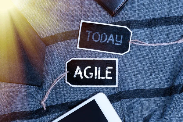 Metin başlığı Agile 'i temsil ediyor. Smartphone Voice and Video Calls, Pocket Contents gösteriminde kullanılan proje yönetimine özel bir yaklaşım kavramı