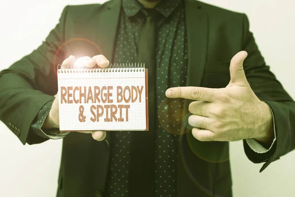Légende conceptuelle Recharge Body And Spirit. Concept d'affaires remplir votre énergie par la relaxation et avoir du plaisir Présentation de nouveaux plans et idées Démonstration processus de planification — Photo
