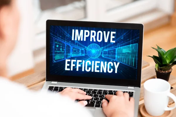 Textzeichen zur Verbesserung der Effizienz. Leistungskompetenz mit wenig Aufwand Frau tippt am Laptop neben Kaffeebecher und Pflanze von zu Hause aus. — Stockfoto