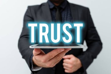 Güven 'i gösteren mesaj işareti. Yeni Teknoloji Fikirlerini Sunan Aile Teknolojik Gelişmeyi Tartışan Birisinin Güvenilirlik Hakikati veya Yeteneği Konsepti