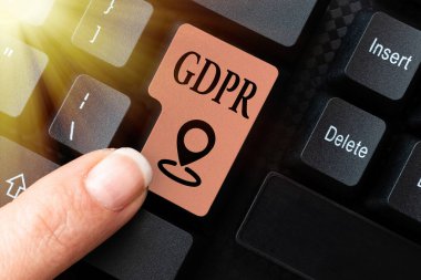 Gdpr 'yi gösteren bir işaret. AB vatandaşlarının kişisel verilerini ve mahremiyetini koruyan, Eski Çevrimiçi Maddeleri Yeniden İnceleme, Önceki Verilerin Kopyalarını Yaratma