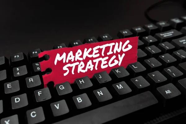 Segno di testo che mostra la strategia di marketing. Schema concettuale di Internet su come distribuire i prodotti Servizi Download e scrittura di contenuti online, risposta astratta alle e-mail — Foto Stock